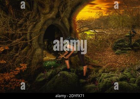 Fille dans la forêt de fées a trouvé l'entrée secrète du donjon. Banque D'Images