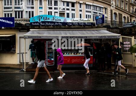 FRA - DINARD SOUS LA PLUIE. Scène de la vie à Dinard par temps gris. FRA - DINARD SOUS LA PLUIE. Scène de vie à Dinard par temps gris. Banque D'Images