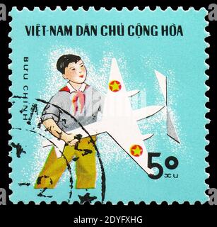 MOSCOU, RUSSIE - 19 JUILLET 2019 : timbre-poste imprimé au Vietnam montre le modèle d'avion de vol, série d'activités pour enfants, vers 1970 Banque D'Images