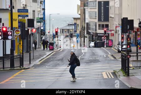 Brighton Royaume-Uni 26 décembre 2020 - les rues de Brighton, qui sont normalement occupées par des clients, sont calmes le lendemain de Noël, car tout le Sussex est entré dans le Tier 4 hier soir à minuit. Les nouvelles restrictions du coronavirus COVID-19 touchent des millions de personnes dans le Sud et le Sud-est de la Grande-Bretagne : crédit Simon Dack / Alamy Live News Banque D'Images