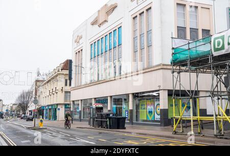 Brighton Royaume-Uni 26 décembre 2020 - Primark à Brighton, qui est normalement occupé avec des acheteurs sont calmes le lendemain de Noël, car tout le Sussex est entré dans le Tier 4 la nuit dernière à minuit . Les nouvelles restrictions du coronavirus COVID-19 touchent des millions de personnes dans le Sud et le Sud-est de la Grande-Bretagne : crédit Simon Dack / Alamy Live News Banque D'Images