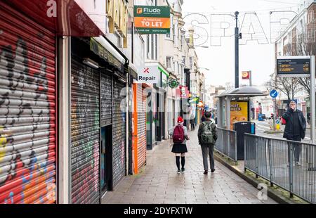 Brighton Royaume-Uni 26 décembre 2020 - les rues de Brighton sont calmes le lendemain de Noël, l'ensemble du Sussex étant entré dans le Tier 4 la nuit dernière à minuit. Les nouvelles restrictions du coronavirus COVID-19 touchent des millions de personnes dans le Sud et le Sud-est de la Grande-Bretagne : crédit Simon Dack / Alamy Live News Banque D'Images