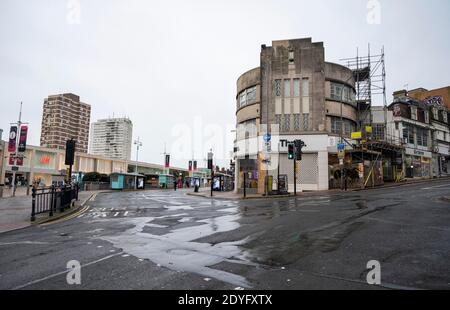 Brighton Royaume-Uni 26 décembre 2020 - les rues de Brighton, qui sont normalement occupées par des clients, sont calmes le lendemain de Noël, car tout le Sussex est entré dans le Tier 4 hier soir à minuit. Les nouvelles restrictions du coronavirus COVID-19 touchent des millions de personnes dans le Sud et le Sud-est de la Grande-Bretagne : crédit Simon Dack / Alamy Live News Banque D'Images