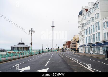 Brighton Royaume-Uni 26 décembre 2020 - les rues de Brighton sont calmes le lendemain de Noël, l'ensemble du Sussex étant entré dans le Tier 4 la nuit dernière à minuit. Les nouvelles restrictions du coronavirus COVID-19 touchent des millions de personnes dans le Sud et le Sud-est de la Grande-Bretagne : crédit Simon Dack / Alamy Live News Banque D'Images