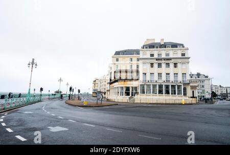 Brighton Royaume-Uni 26 décembre 2020 - les rues de Brighton sont calmes le lendemain de Noël, l'ensemble du Sussex étant entré dans le Tier 4 la nuit dernière à minuit. Les nouvelles restrictions du coronavirus COVID-19 touchent des millions de personnes dans le Sud et le Sud-est de la Grande-Bretagne : crédit Simon Dack / Alamy Live News Banque D'Images