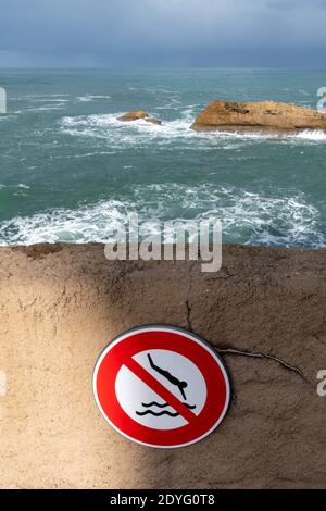 Panneau d'avertissement au bord de l'océan Atlantique signifiant « pas de plongée ». Biarritz, France Banque D'Images