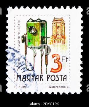 MOSCOU, RUSSIE - 19 JUILLET 2019 : le timbre-poste imprimé en Hongrie montre la série téléphone, téléphone et boîte aux lettres, vers 1990 Banque D'Images