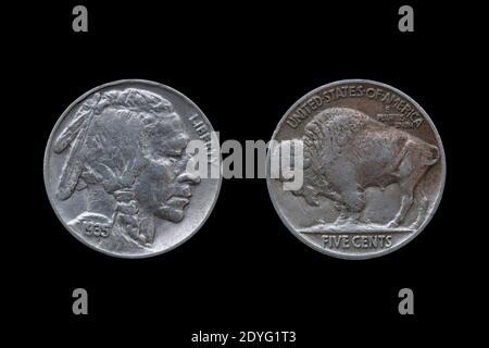 USA cinq cents Buffalo Indian Head pièce de nickel datée de 1935 avant et arrière (arrière et arrière) découpé et isolé sur fond noir, photo de stock Banque D'Images