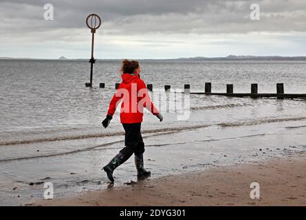 Portobello, Édimbourg, Écosse, Royaume-Uni. 26 décembre 2020. Faire de l'exercice à l'extérieur a été recommandé ce matin sur la BBC par le professeur Devi Sridhar, en photo: Les gens font de l'exercice au bord de la mer, même s'il fait froid le lendemain de Noël avant que la pluie n'entre à 11h. Température de 5 degrés centigrade sensation réelle -2 degrés. Portobello Beach est actuellement recommandé dans les dix premières minutes du dernier film de George Clooney, Midnight Sky, 'il ya un endroit appelé Portobello Beach ... C'est si beau, vous devriez y aller juste au large de la côte, près de Edinburgh crédit: Arch White/Alay Live News. Banque D'Images