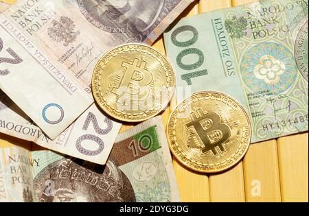 Pièces de monnaie en or Bitcoin et billets de zloty polonais, clôture d'argent. Espèces et crypto-monnaie se trouvant sur la table, vue de dessus. Crypto day trading Banque D'Images