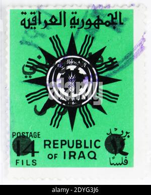 MOSCOU, RUSSIE - 25 JUILLET 2019: Timbre-poste imprimé en Irak montre les armoiries de la République, série, vers 1962 Banque D'Images