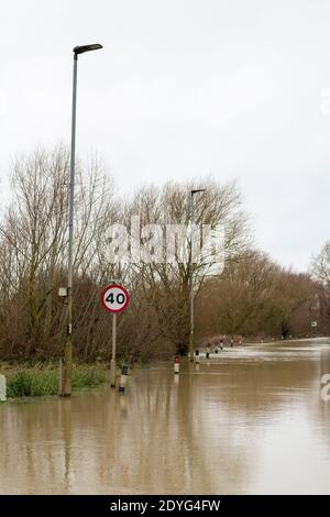 Earith Cambridgeshire, Royaume-Uni. 26 décembre 2020. Les routes sont fermées après que la rivière Great Ouse a éclaté sur les berges après la récente forte pluie qui a causé des inondations le long de la vallée de l'Ouse. La rivière est l'un des principaux systèmes de drainage pour East Anglia qui fait traverser l'East Anglia jusqu'à la Lash et la Mer du Nord à Norfolk. Les routes sont fermées, les niveaux d'eau sont élevés et des pluies plus abondantes sont prévues. Crédit : Julian Eales/Alay Live News Banque D'Images