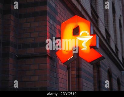 Weimar, Allemagne. 23 décembre 2020. La lettre « A » est rouge au-dessus de l'entrée d'une pharmacie du centre-ville. Credit: Soeren Stache/dpa-Zentralbild/ZB/dpa/Alay Live News Banque D'Images