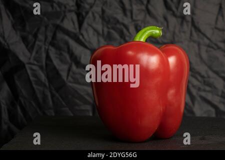 Poivron bulgare doux rouge frais isolé sur fond noir Banque D'Images