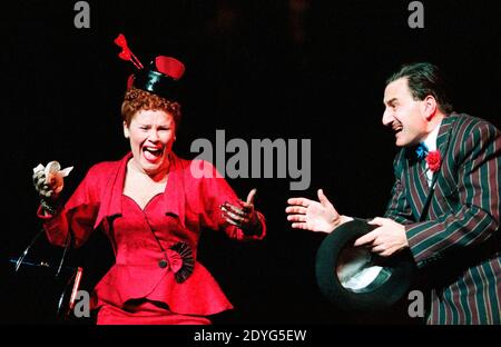 Imelda Staunton (Miss Adelaide), Henry Goodman (Nathan Detroit) en GARS ET POUPÉES au Olivier Theatre, National Theatre (NT), Londres SE1 17/12/1996 basé sur l'histoire et les personnages de Damon Runyon musique et paroles: Frank Loesser livre: JO Swerling & Abe Burrows Set design: John Gunter costumes: Sue Blane Lighting: David Hersey chorégraphie: David Toguri réalisateur: Richard Eyre Banque D'Images