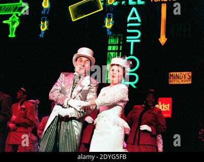 Finale : Imelda Staunton (Mlle Adelaide), Henry Goodman (Nathan Detroit) en GARS ET POUPÉES au Olivier Theatre, National Theatre (NT), Londres SE1 17/12/1996 basé sur l'histoire et les personnages de Damon Runyon musique et paroles: Frank Loesser livre: JO Swerling & Abe Burrows Set design: John Gunter costumes: Sue Blane éclairage: David Hersey chorégraphie: David Toguri réalisateur: Richard Eyre Banque D'Images