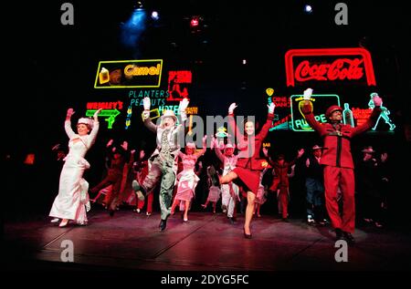 Finale - l-r: Imelda Staunton (Miss Adelaide), Henry Goodman (Nathan Detroit), Joanna Riding (Sarah Brown), Clarke Peters (Sky Masterson) en GARS ET POUPÉES à l'Olivier Theatre, National Theatre (NT), Londres SE1 17/12/1996 basé sur l'histoire et les personnages de Damon Runyon musique et paroles: Frank Loesser livre: JO Swerling & Abe Burrows Set design: John Gunter costumes: Sue Blane éclairage: David Hersey chorégraphie: David Toguri réalisateur: Richard Eyre Banque D'Images