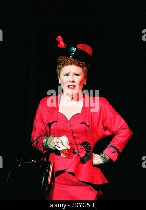 Imelda Staunton (Miss Adelaide) au Olivier Theatre, National Theatre (NT), Londres SE1 17/12/1996 basé sur l'histoire et les personnages de Damon Runyon musique et paroles: Frank Loesser livre: JO Swerling & Abe Burrows Set design: John Gunter costumes: Sue Blane Lighting: David Hersey chorégraphie: David Toguri directeur: Richard Eyre Banque D'Images