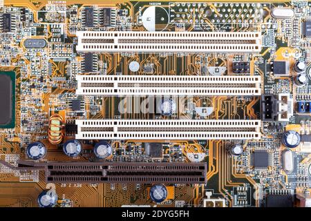 Carte mère vide emplacements PCI libres vue simple du dessus. Bus d'interconnexion de composants périphériques, connexion matérielle supplémentaire, ancien pc de bureau Banque D'Images