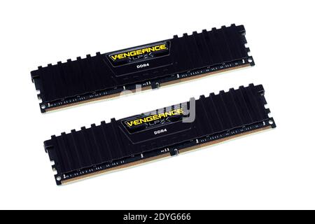 Deux clés RAM Corsair Vengeance LPX DDR4, modules de mémoire informatique bicanal haut de gamme modernes, objet isolé sur fond blanc, découpé Banque D'Images