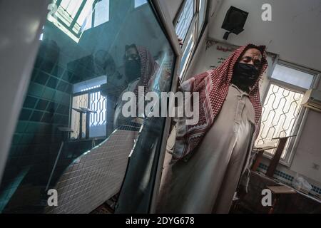 Gaza, Territoires palestiniens. 26 décembre 2020. Un imam palestinien inspecte les dégâts à l'intérieur d'une mosquée, après que des avions de guerre israéliens ont mené des frappes aériennes sur la bande de Gaza. L'armée israélienne a déclaré au début de dimanche qu'elle avait frappé des cibles du Hamas dans la bande de Gaza en réponse à des roquettes tirées de Gaza vers Israël. Credit: Mohammed Talatene/dpa/Alay Live News Banque D'Images