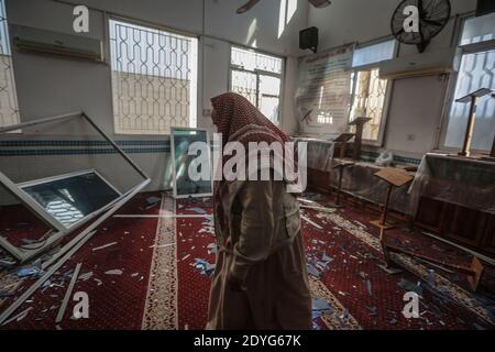 Gaza, Territoires palestiniens. 26 décembre 2020. Un imam palestinien inspecte les dégâts à l'intérieur d'une mosquée, après que des avions de guerre israéliens ont mené des frappes aériennes sur la bande de Gaza. L'armée israélienne a déclaré au début de dimanche qu'elle avait frappé des cibles du Hamas dans la bande de Gaza en réponse à des roquettes tirées de Gaza vers Israël. Credit: Mohammed Talatene/dpa/Alay Live News Banque D'Images