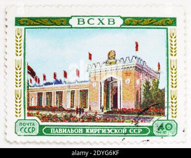 MOSCOU, RUSSIE - 4 AOÛT 2019 : timbre-poste imprimé en Union soviétique (Russie) présente le Pavillon de la RSS de Kirghiz, exposition agricole de l'Union ( Banque D'Images
