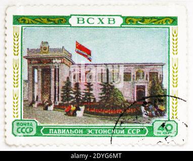 MOSCOU, RUSSIE - 4 AOÛT 2019 : timbre-poste imprimé en Union soviétique (Russie) présente le Pavillon de la RSS d'Estonie, exposition agricole de l'Union Banque D'Images