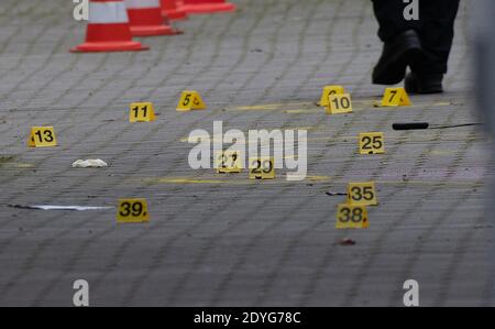 Berlin, Allemagne. 26 décembre 2020. Des experts en médecine légale ont installé de nombreuses cartes dans l'allée d'une maison sur Stresemannstraße à Kreuzberg. Ils marquent les emplacements des traces et des objets grippés, tels que l'objet semblable à un couteau (r). Des coups de feu ont été tirés ici au petit matin du lendemain de Noël. Quatre hommes ont été grièvement blessés. Credit: Paul Zinken/dpa/Alay Live News Banque D'Images