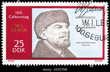 MOSCOU, RUSSIE - 6 AOÛT 2019 : timbre-poste imprimé en Allemagne, République démocratique, montre titre, série Lénine, vers 1970 Banque D'Images