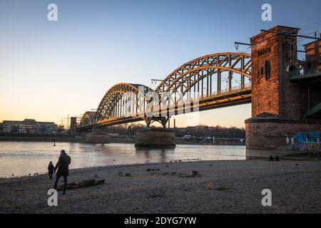 Le Suedbruecke, pont ferroviaire au-dessus du Rhin, Cologne, Allemagne. Die Suedbruecke, Eisenbahnbruecke ueber den Rhein, Koeln, Allemagne. Banque D'Images