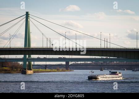 Les ponts Deutzer Bruecke, Severinsbruecke et Suedbruecke au-dessus du Rhin, Cologne, Allemagne. Europa, Deutschland, Koeln, Blick ueber den Rhein zu H. Banque D'Images