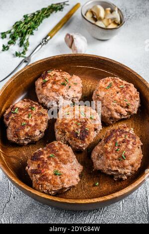 Côtelettes faites maison à base de viande de bœuf et de porc. Arrière-plan blanc. Vue de dessus Banque D'Images