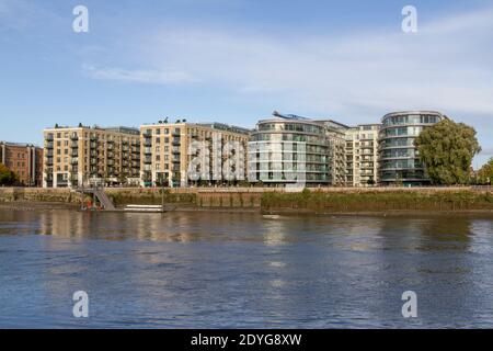 Vue sur la Tamise vers des développements résidentiels modernes (Distillery Wharf & Goldhurst House) à Fulham Reach, West London, Royaume-Uni. Banque D'Images