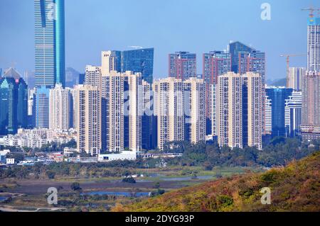 Zhonghai Lugan Mingyuan (中海鹿丹名苑), une propriété résidentielle privée de Shenzhen, en Chine, vue de Lok Ma Chau, à Hong Kong Banque D'Images