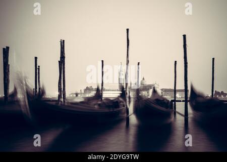 Venise dans la lumière du soir avec des gondoles sur le Grand Canal contre l'église San Giorgio Maggiore. Italie, Europe. Site du patrimoine mondial Banque D'Images