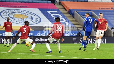 Axel Tuanzebe (au centre, no38), de Manchester United, marque son propre but sur une balle de Jamie Vardy, de Leicester City Banque D'Images