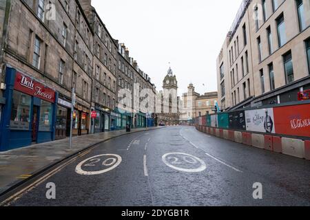 Édimbourg, Écosse, Royaume-Uni. 26 décembre 2020. Scènes du centre-ville d'Édimbourg lors d'un Boxing Day humide et venteux pendant la tempête Bella. Aujourd'hui, c'est le premier jour où l'Écosse est sous le niveau 4 et que tous les magasins et entreprises non essentiels sont fermés. En conséquence, les rues sont presque désertes avec très peu de personnes s'aventurant à l'extérieur. Pic; Leith Walk est presque déserte. Iain Masterton/Alay Live News Banque D'Images