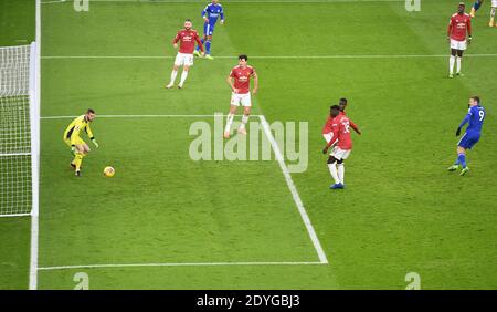 Axel Tuanzebe (deuxième à droite, no38), de Manchester United, marque son propre but sur une balle de Jamie Vardy, de Leicester City Banque D'Images