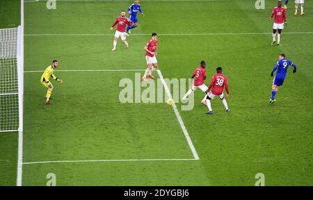 Axel Tuanzebe (deuxième à droite, no38), de Manchester United, marque son propre but sur une balle de Jamie Vardy, de Leicester City Banque D'Images