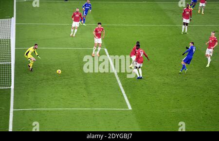 Axel Tuanzebe (au centre, no38), de Manchester United, marque son propre but sur une balle de Jamie Vardy, de Leicester City Banque D'Images