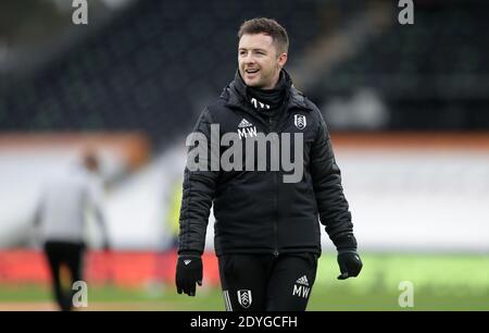 Matt Wells, entraîneur de la première équipe de Fulham, prend en charge l'équipe en l'absence du directeur Scott Parker avant le match de la Premier League à Craven Cottage, Londres. Banque D'Images