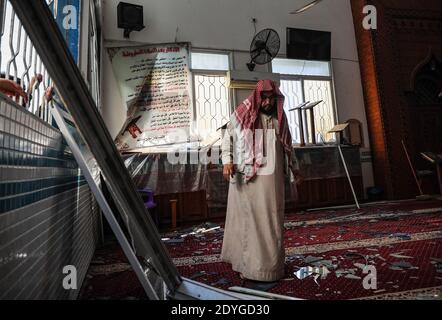 Gaza, Palestine. 26 décembre 2020. Un homme palestinien inspecte une mosquée endommagée à la suite de frappes aériennes israéliennes. Israël aurait été attaqué après que des militants palestiniens aient tiré des roquettes sur Israël, dans l'est de la ville de Gaza, l'armée israélienne a déclaré que trois cibles du Hamas, dont un site de fabrication de roquettes, des infrastructures souterraines et un poste militaire, avaient été ciblées après le tir d'une fusée depuis la bande de Gaza. Crédit : SOPA Images Limited/Alamy Live News Banque D'Images