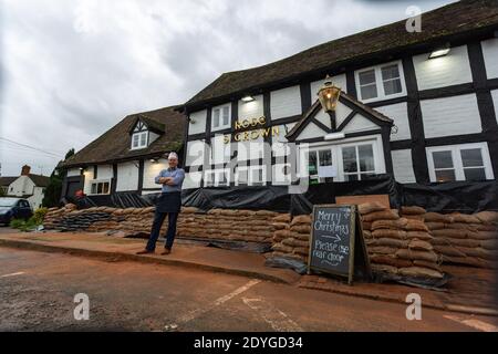 Severn Stoke, Worcestershire, Royaume-Uni. 26 décembre 2020. Le pub Rose and Crown de Severn Stoke dans Worcestershire a des sacs de sable comme défenses contre les crues. Le pub envahit la plupart des années quand les rivières Severn et Teme voisines explosent leurs rives. Proprieter Andrew Goodall a récemment pris le relais du pub et a consacré des milliers de personnes à la protection contre les inondations. Crédit : Peter Lophan/Alay Live News Banque D'Images