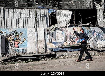 Gaza, Palestine. 25 décembre 2020. Un homme palestinien inspecte les dommages causés par les frappes aériennes israéliennes. Israël aurait été attaqué après que des militants palestiniens aient tiré des roquettes sur Israël, dans l'est de la ville de Gaza, l'armée israélienne a déclaré que trois cibles du Hamas, dont un site de fabrication de roquettes, des infrastructures souterraines et un poste militaire, avaient été ciblées après le tir d'une fusée depuis la bande de Gaza. Crédit : SOPA Images Limited/Alamy Live News Banque D'Images