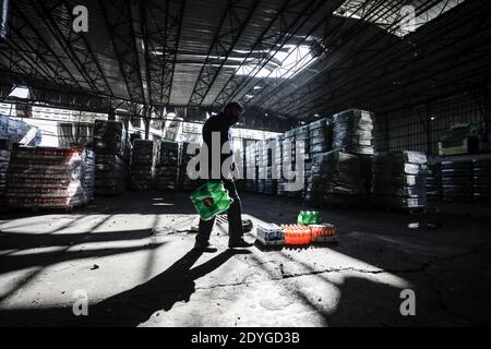 Gaza, Palestine. 26 décembre 2020. Un homme palestinien inspecte les dommages causés par les frappes aériennes israéliennes. Israël aurait été attaqué après que des militants palestiniens aient tiré des roquettes sur Israël, dans l'est de la ville de Gaza, l'armée israélienne a déclaré que trois cibles du Hamas, dont un site de fabrication de roquettes, des infrastructures souterraines et un poste militaire, avaient été ciblées après le tir d'une fusée depuis la bande de Gaza. Crédit : SOPA Images Limited/Alamy Live News Banque D'Images
