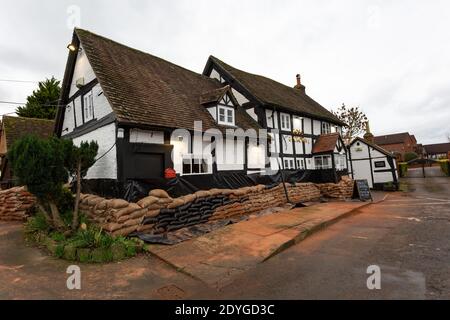 Severn Stoke, Worcestershire, Royaume-Uni. 26 décembre 2020. Le pub Rose and Crown de Severn Stoke dans Worcestershire a des sacs de sable comme défenses contre les crues. Le pub envahit la plupart des années quand les rivières Severn et Teme voisines explosent leurs rives. Proprieter Andrew Goodall a récemment pris le relais du pub et a consacré des milliers de personnes à la protection contre les inondations. Crédit : Peter Lophan/Alay Live News Banque D'Images