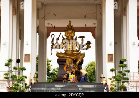 Statue de Brahma d'or Théwalai sanctuaire d'ange dans le jardin pour thaïlandais les personnes et les voyageurs étrangers voyagent et respectent la prière à Ville de Singburi le octobre Banque D'Images