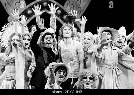 Centre, l-r: Northern J. Calloway (joueur de premier plan), Paul Jones (Pippin) à PIPPIN au théâtre de sa Majesté, Haymarket, Londres SW1 30/10/1973 livre: Roger O. Hirson musique et paroles: Stephen Schwartz Set design: Tony Walton costumes: Patricia Zipprodt éclairage: Jules Fisher réalisateur et chorégraphe: Bob Fosse Banque D'Images