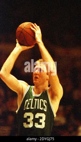 Larry Bird, des Boston Celtics, tire un jet libre lors d'un match contre les New York Knicks au Madison Square Garden le 26 mars 1988. Banque D'Images